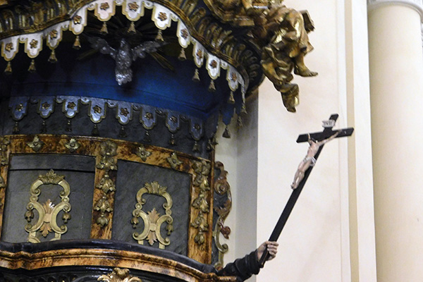 Das Zeichen einer Franziskanerkirche - die Hand mit dem Kreuz an der Kanzel 