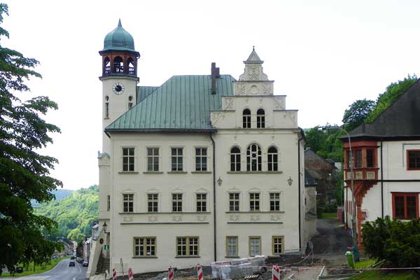 Blick auf das Rathaus und den Münzkeller in Jáchymov