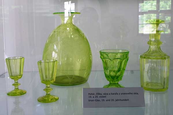 Mit Uran gefärbtes Glas im Museum