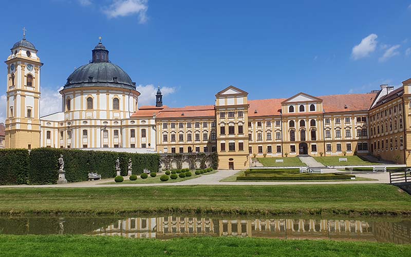 Blick zum Schloss und der Kirche