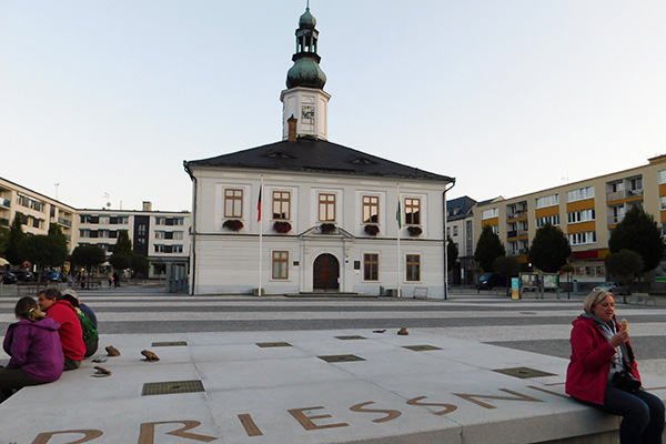 Der Hauptplatz mit dem Rathaus von Jeseník 
