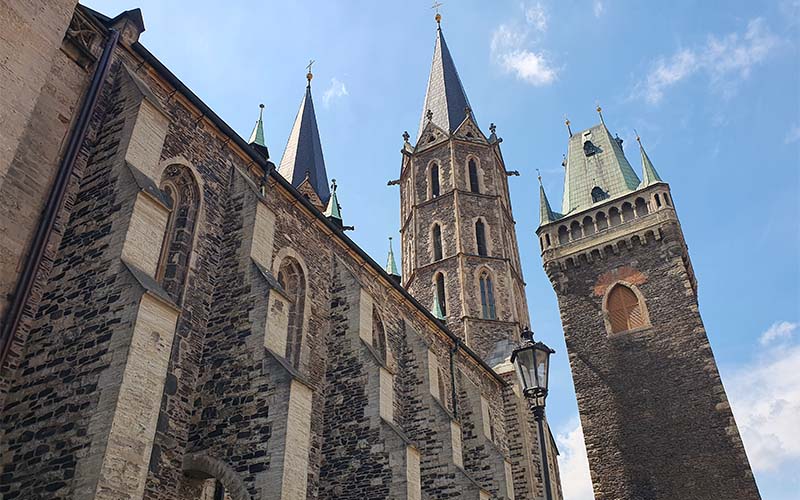 Glockenturm und Bartholomäuskirche