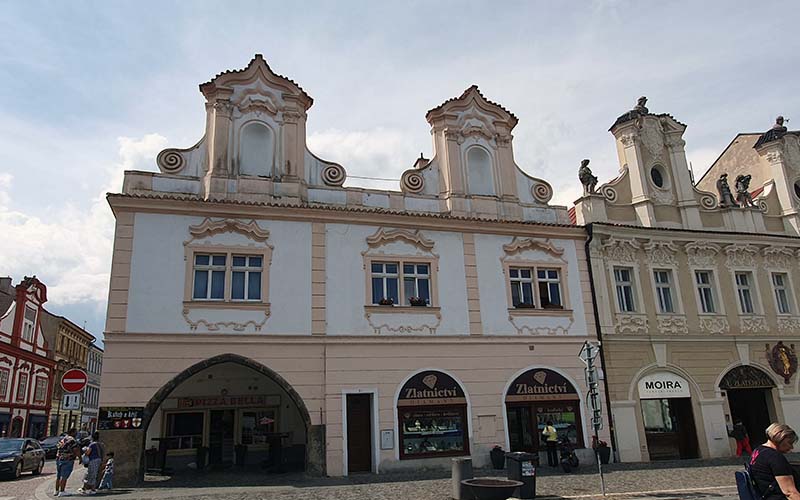 Viele schöne Hauser säumen den Hauptplatz von Kolín