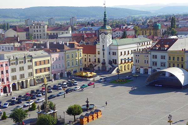 Der Hauptplatz von Kroměříž (Kremsier) mit Rathaus und Mariensäule
