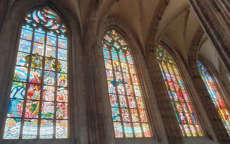 Wunderschöne Fenster in der Kathedrale