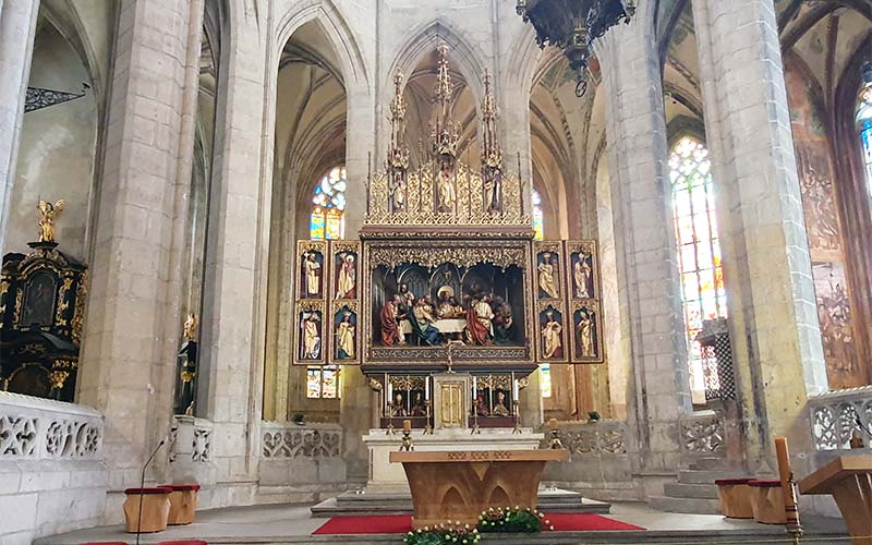 Blick zum Altar im Barbara-Dom