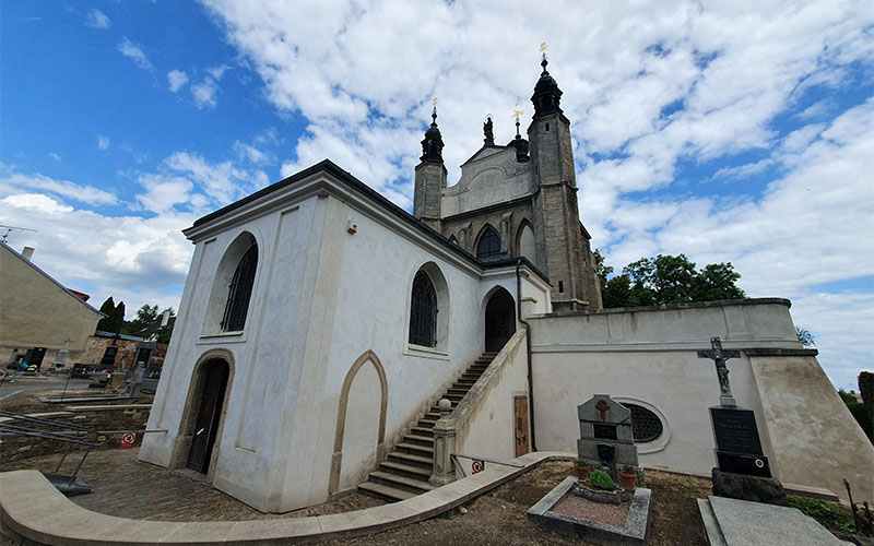 Blick zum Friedhof und Beinhaus