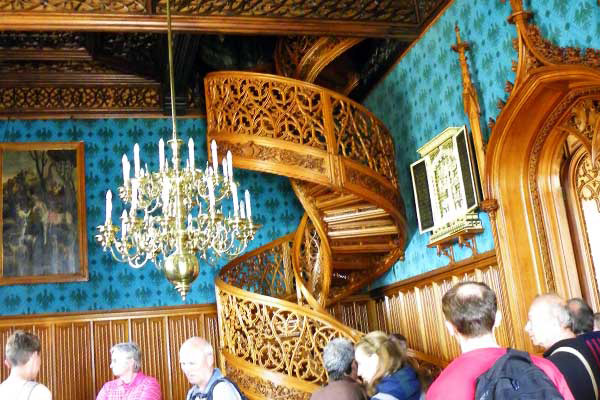 Die Holzwendeltreppe in der Bibliothek von Schloss Lednice 