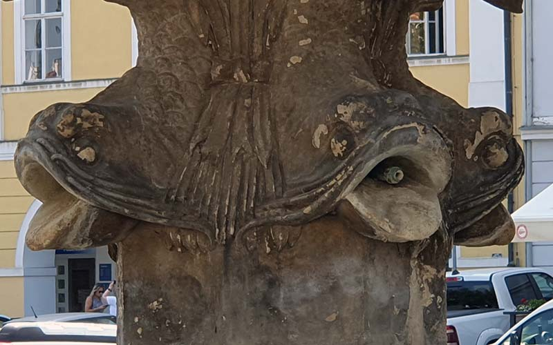 Die Details der Säule am Marktplatz