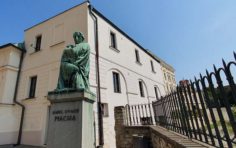 Stadttheater mit dem Denkmal 