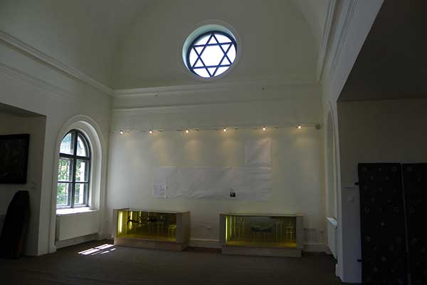 Im Inneren der Zeremonienhalle am Jüdischen Friedhof in Mikulov 