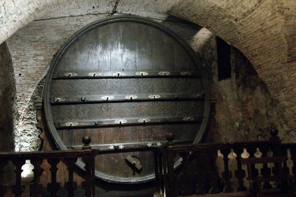 Das große Weinfaß im Keller des Schlosses Mikulov 