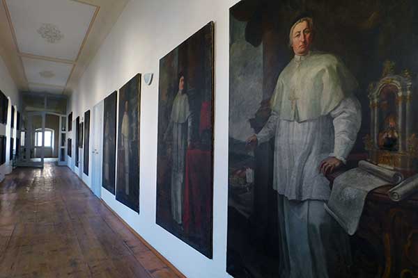 Die Bildergalerie der Äbte des Klosters
