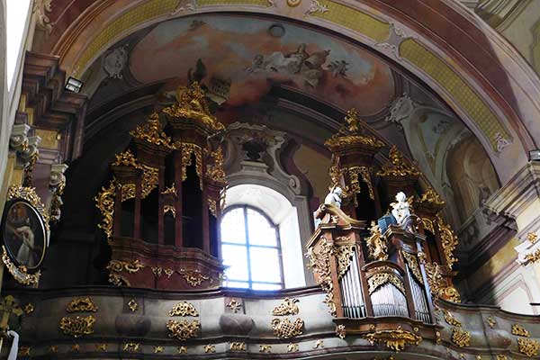 Blick auf die Orgel der Kirche 