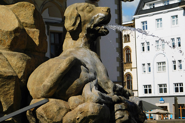 Der Hund symbolisiert die Treue der Stadt