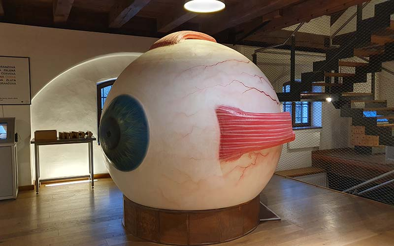 Ein überdimensionales Auge steht auch im Museum