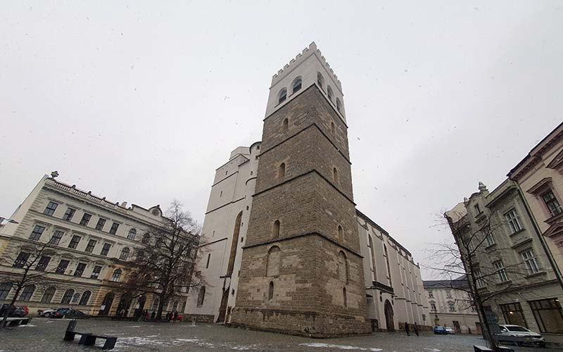 Der imposante Turm der St. Moritz-Kirche