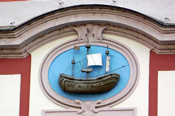 Ein Hauszeichen in Písek - ein Segelschiff