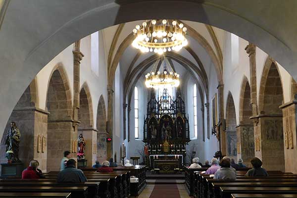 Im Inneren der Kirche Mariä Geburt in Písek