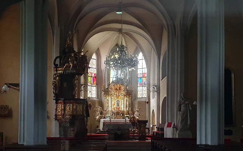Blick ins Innere der Kirche der Erhöhung des Heiligen Krezes von Poděbrady