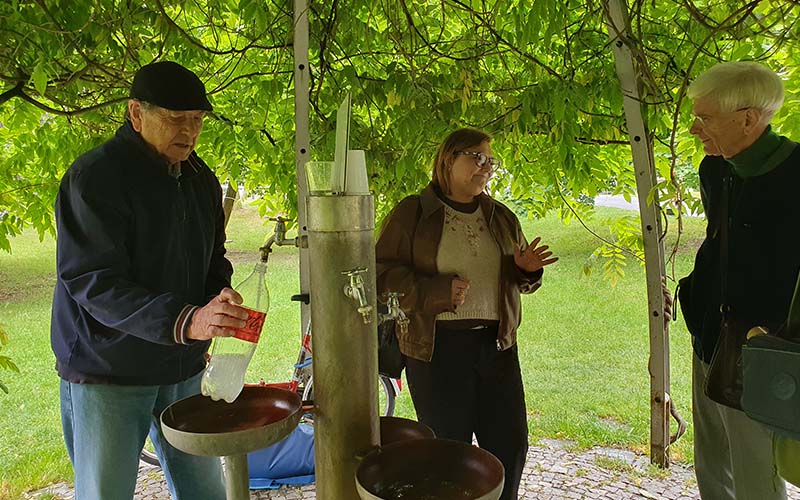 Auch im Kurpark kann man sich das Heilwasser abfüllen