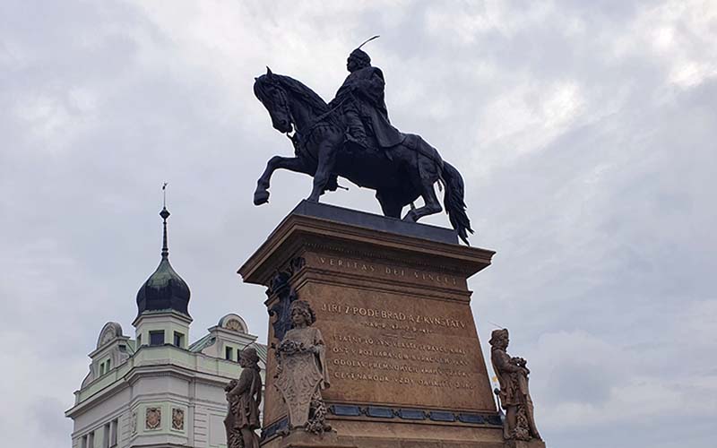 Blick zum Denkmal von Jiří z Poděbrad