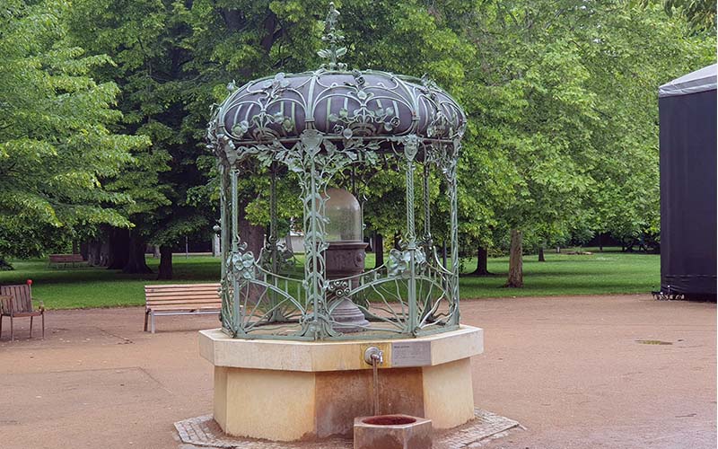 Eine Quelle im Kurpark von Poděbrady