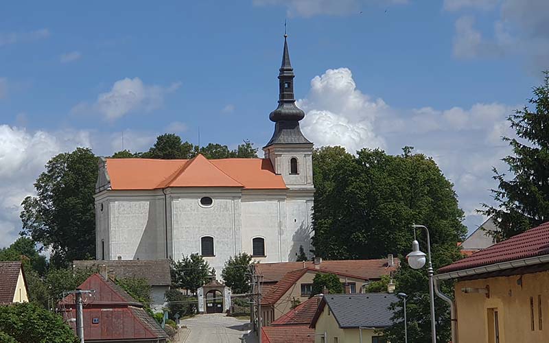 Blick zur Kirche der Heiligen Barbara in Polná