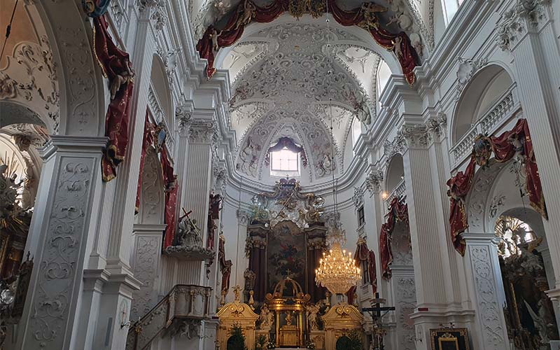 Im Inneren der Kirche Mariä Himmelfahrt