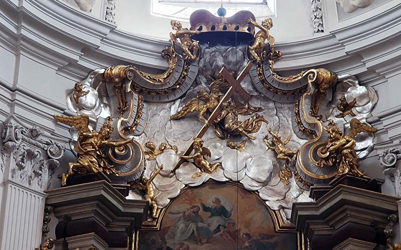 Im Inneren der Kirche Mariä Himmelfahrt