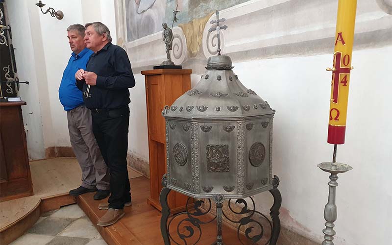 Blick zum Taufbecken in der Kirche Mariä Himmelfahrt in Polná