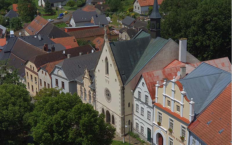 Blick zur Kirche der Heiligen Anna in Polná