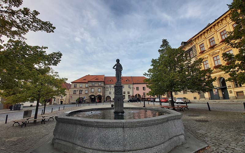 Der Steinbrunnen am Hauptplatz von Prachatice