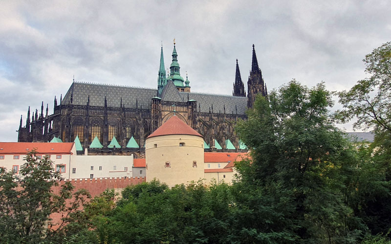 Die Prager Burg und der Veitsdom von den königlichen Gärten aus gesehen