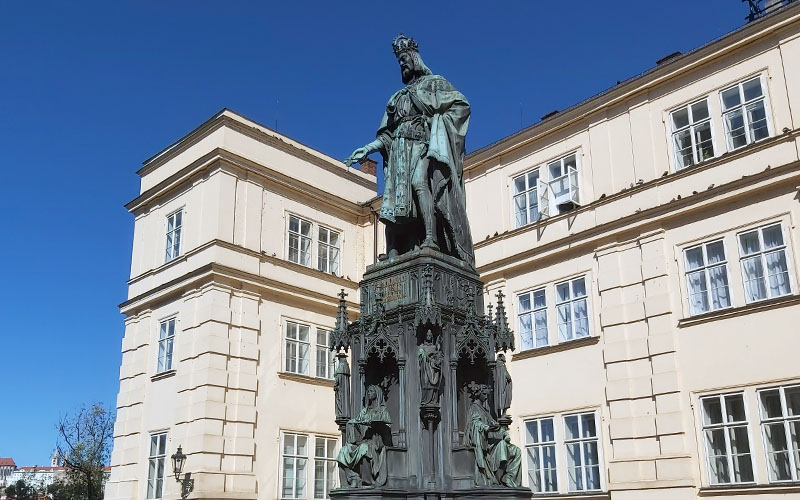 Kaiser Karl blickt auf seine Stadt