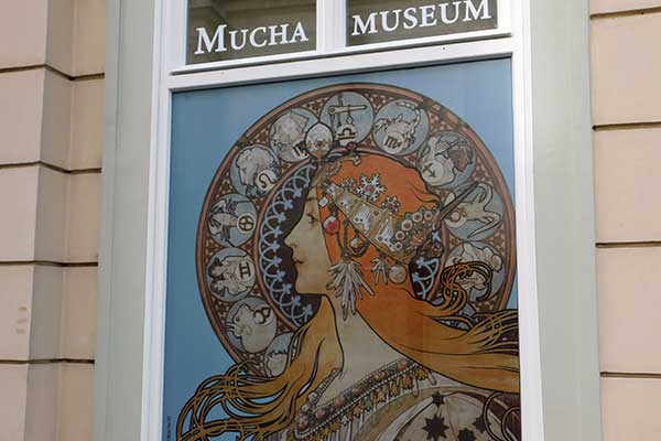 Die Außenfassade des Alfons Mucha-Museum in Prag zeigt ebenfalls seine Bilder