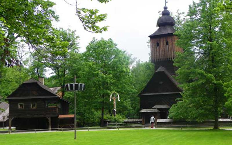 Die Kirche mit dem Dorfplatz