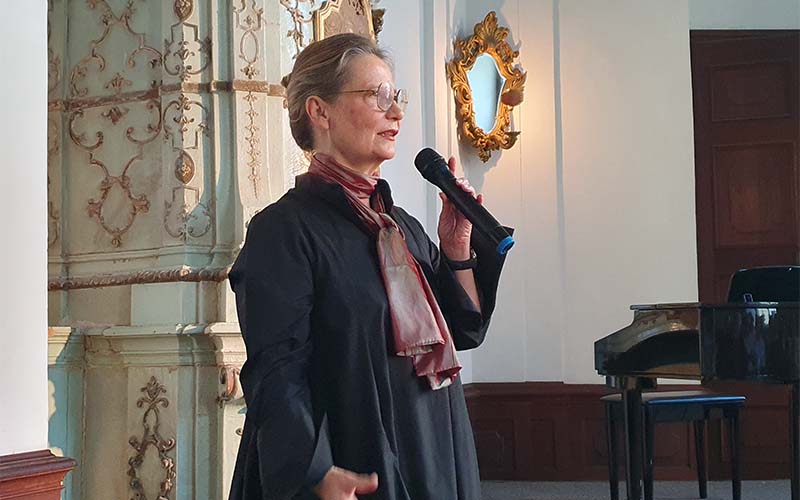 Marie Kinský begrüßt die Besucher vor dem Konzert
