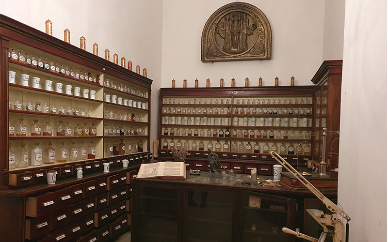 Blick in die Apotheke des Schlosses