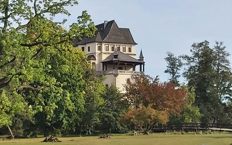 Das Schloss vom Park gesehen