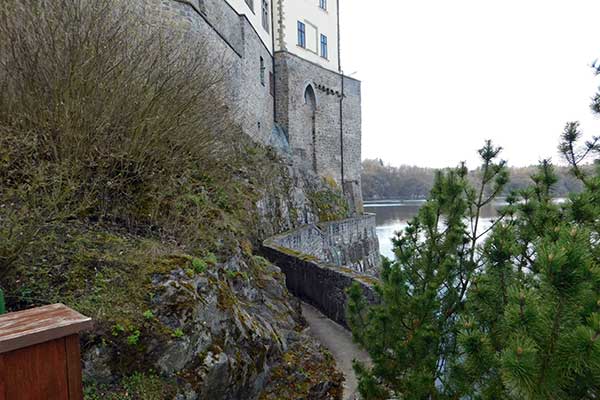 Blick vom Schloss zum Stausee