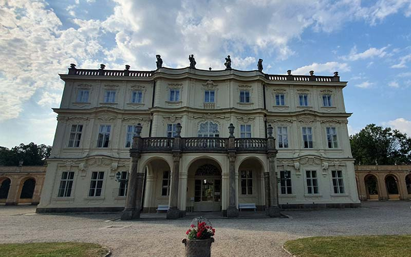 Blick auf das Schloss Ploskovice