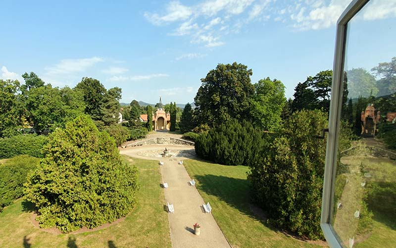 Blick vom Schloss in den Park