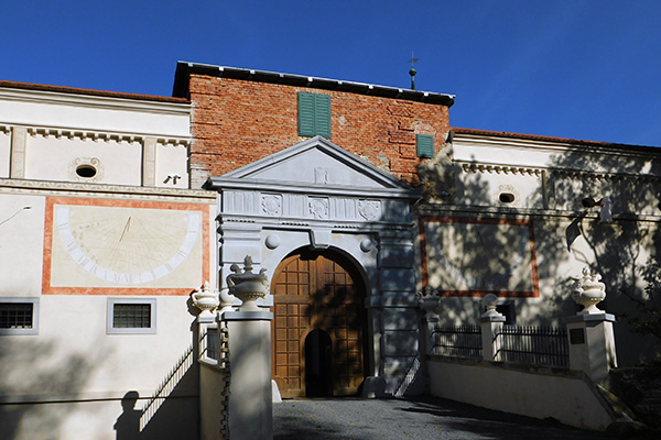 Das Eingangstor des Schloss Uherčice