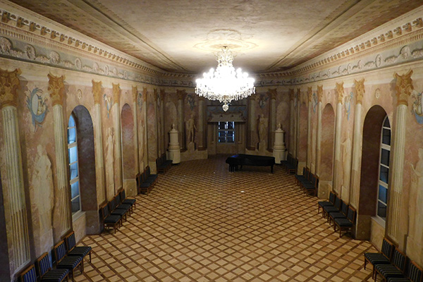 Der Blick von der Treppe in den Konzertsaal