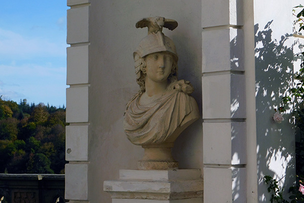 Die Pallas Athene im Triumpfbogen auf der Terrasse