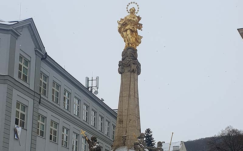 Blick zur Mariensäule in Šternberk