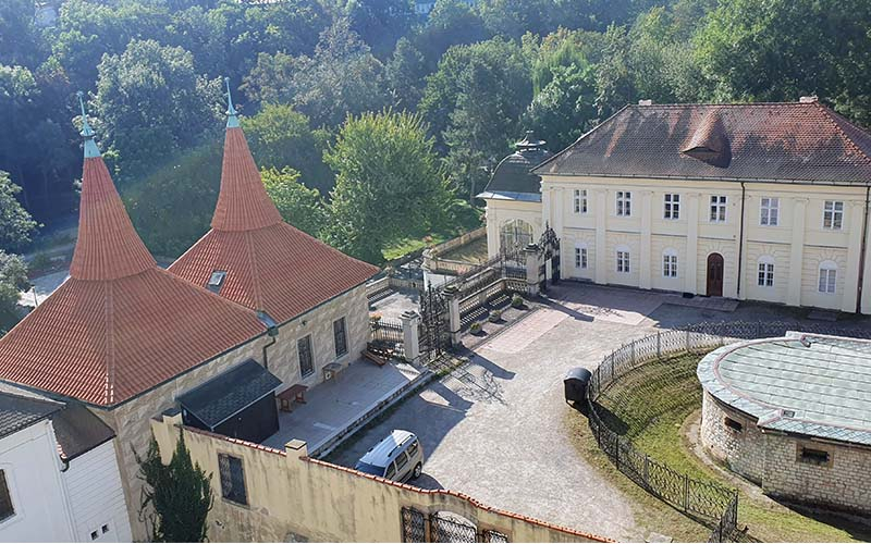 Blick von oben auf die Türmchen und den Innenhof