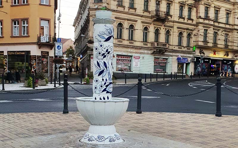 Ein Keramikbrunnen in der Stadt