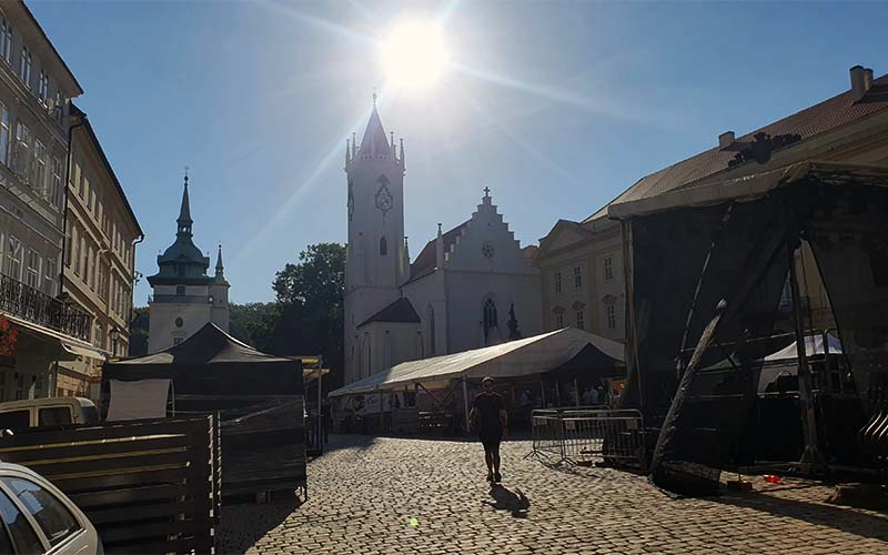 Der Schlossplatz mit der Kirche Johannes des Täufers und dem Aussichtsturm